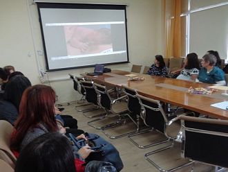 Акушерки и бъдещи майки обсъждаха кърменето на среща в