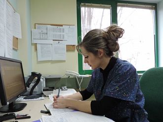 Появата на нов живот е щастие не само за майката, но и за акушерката до нея