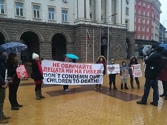 Родители на деца със сърдечни проблеми протестираха в подкрепа на детските отделния в НКБ