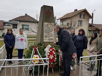 Проф. Асен Балтов поднесе венец на паметника на Николай Пирогов в гр. Пордим