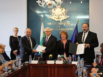 Подписаха националните рамкови договори за 2018 г. (обновена)