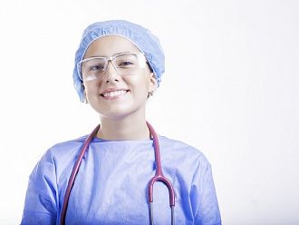 Франция превръща 47 000  бъдещи лекари, сестри и акушерки в „посланици на здравето”