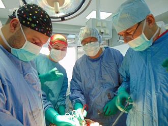 Лекари оперираха жена с 3-килограмов тумор