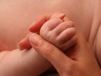 Великобритания с екшън план за увеличаване на акушерките в страната