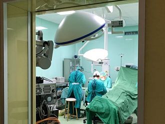 Лекари от „Софиямед“ спасиха от пълно обездвижване ръката на млад мъж