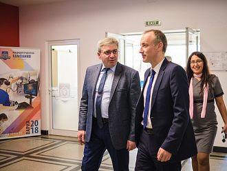 Министърът на образованието влезе в ролята на специализант в МУ-Варна