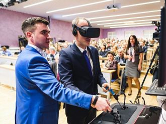 Министърът на образованието влезе в ролята на специализант в МУ-Варна