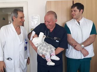 В УМБАЛ Бургас спасиха живота на 4-месечно бебе с уникална операция