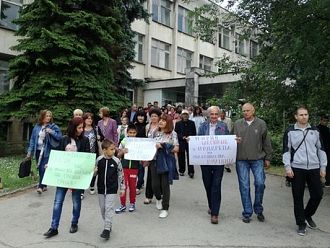 Медиците от МБАЛ-Ловеч отново излязоха на протест навръх празника на града