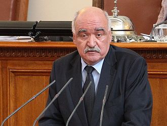 Парламентът решава бъдещето на проф. Плочев като шеф на НЗОК