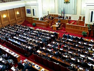 Депутатите прекратиха мандата на проф.  Плочев (Обновена)