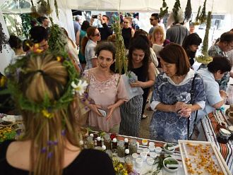 Стотици варненци празнуваха Еньовден в Музея по история на медицината