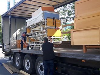 УМБАЛ Бургас получи като дарение линейка и 80 болнични легла