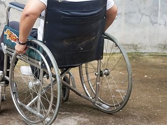 Обвързват добавките на хората с увреждания с минималния доход