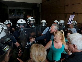 Гониха със сълзотворен газ протестиращи лекари в Гърция