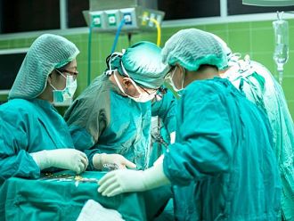 Поведението на хирурзите в операционната е като на всички други примати
