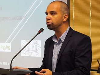 Обществото уважава лекарите и труда им, но не вярва на здравната система