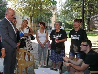 Социалният министър отиде при протестиращи хора с увреждания в Пловдив