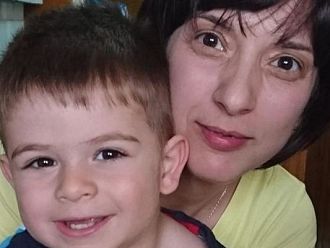 Майка на 2-годишно дете се нуждае от помощ в борбата с рака