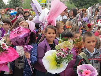 Учители се отказаха от букети заради болни деца в Ловеч и Търговище