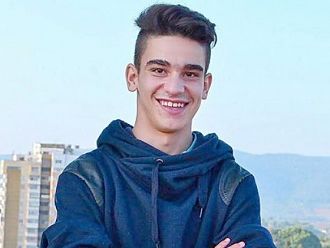 Учители в Търговище събраха 7700 лева от букети в помощ на Християн