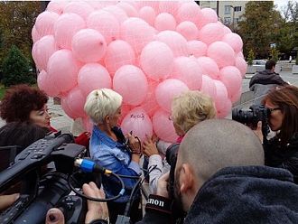 1200 розови балона полетяха в памет на жените, починали от рак на гърдата