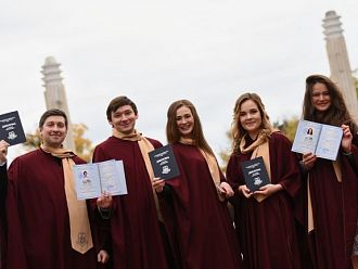 Дипломираха се 301 здравни специалисти от ФОЗ на МУ-Варна