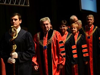 Дипломираха се 301 здравни специалисти от ФОЗ на МУ-Варна