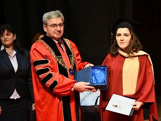 Дипломираха се 301 здравни специалисти от ФОЗ на МУ-Варна