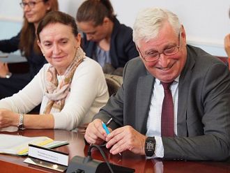 Заплатите в здравеопазването се увеличават средно с над 15%