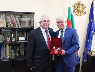 Министър Ананиев награди д-р Гуидо Щьокли за дарения към лечебни заведения у нас