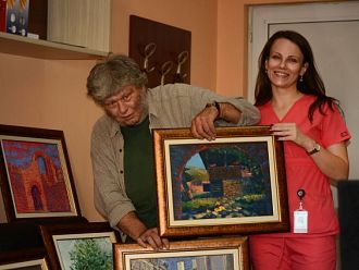 Сдружение за творци с увреждания дари 10 картини на „Пирогов”