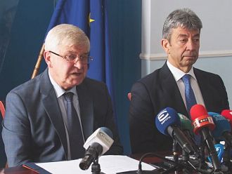 МЗ подписа договора за доставяне на 280 нови линейки