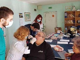 Студенти по дентална медицина от МУ Варна направиха прегледи на хора с увреждания