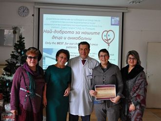 Дядо Коледа раздаде подаръци в двете детски клиники на УМБАЛ „Свети Георги“