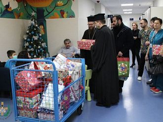 Малките пациенти на „Пирогов” получиха подаръци от Софийската света митрополия