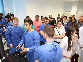 Студентите на МУ-Пловдив правят сложни операции без риск за пациента