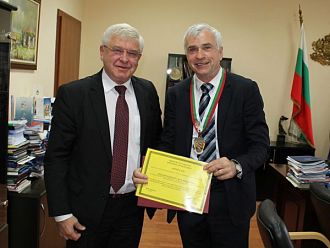 Министър Ананиев награди проф. д-р Валтер Клепетко със Златен почетен знак на МЗ