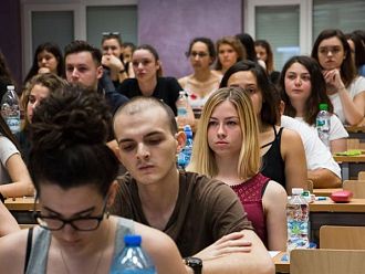 Утре започва приемът на документи за предварителните изпити в МУ-Варна