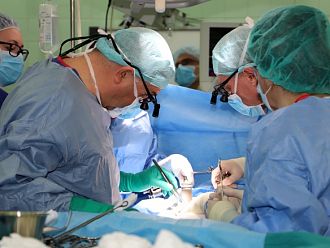 Екипи на ВМА и „Пирогов” оперираха бебе с рядък рак на черния дроб
