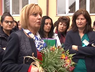 Мая Манолова се срещна с протестиращите сестри в Казанлък