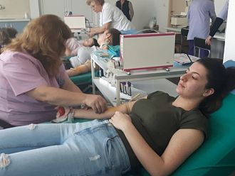 Абитуриенти дариха кръв, за да запомнят завършването