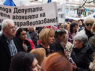 Медсестрите продължават с протестите (обновена)