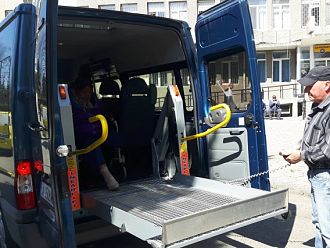 Автомобил с платформа за инвалидни колички вече вози болните на хемодиализа в УМБАЛ Бургас