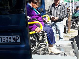 Автомобил с платформа за инвалидни колички вече вози болните на хемодиализа в УМБАЛ Бургас