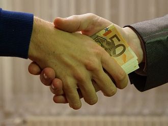 Разследват бивш гръцки здравен министър за подкупи