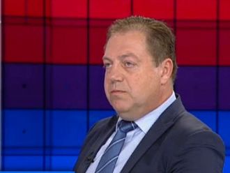 Правят се опити да се постигне максимата „разделяй и владей”