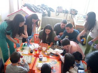 Студенти медици боядисваха яйца с пациентите на Детска хирургия в УМБАЛ „Свети Георги“