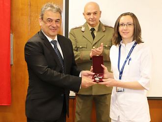 Наградиха трима лекари от ВМА за принос към отбраната