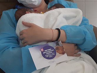 Родители прегърнаха за първи път бебетата си, тежащи под килограм